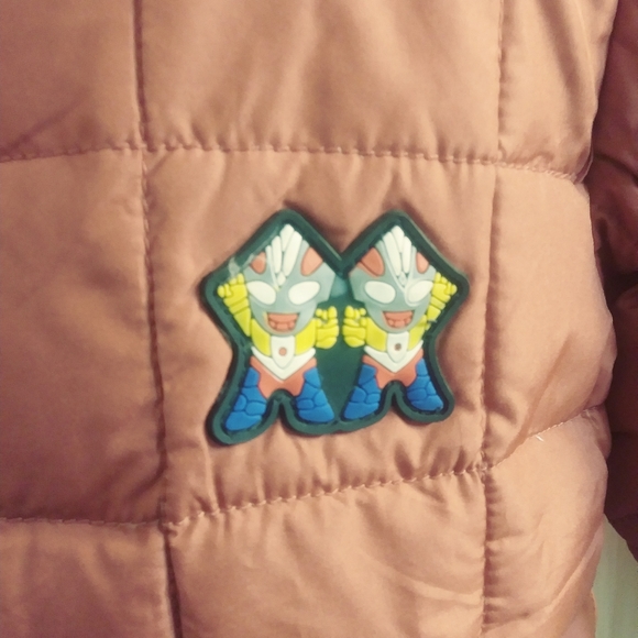 Ultraman Kids Quilted Down Jacket 19×14×19 Salmon Colored W/Double Ultraman Logo - Picture 5 of 7